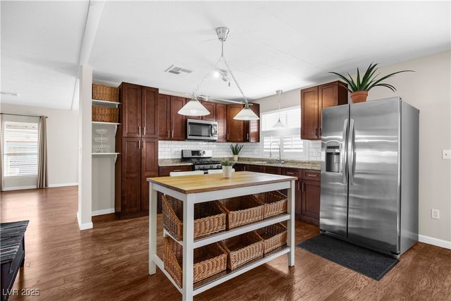 4557 Royal Ridge Boulevard, Las Vegas, NV 89103