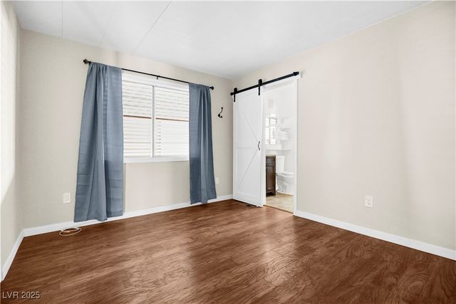 4557 Royal Ridge Boulevard, Las Vegas, NV 89103