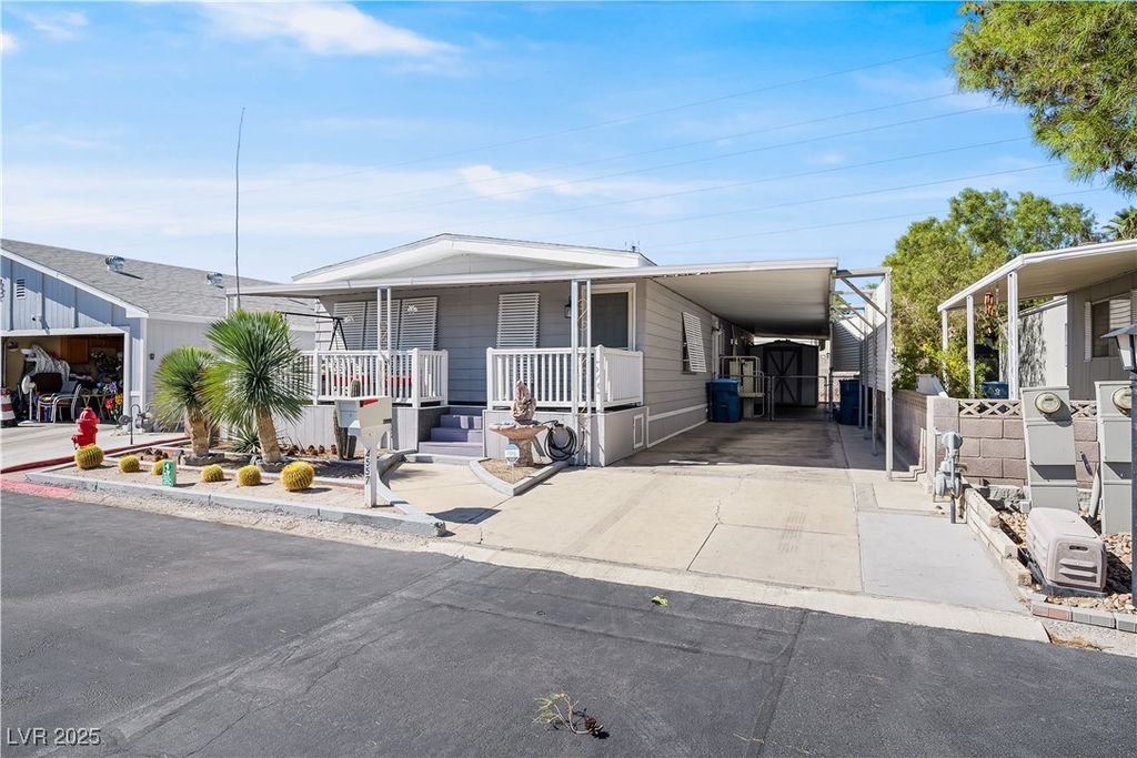 4557 Royal Ridge Boulevard, Las Vegas, NV 89103