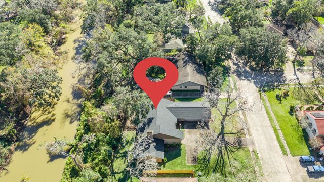 310 Live Oak Lane, Lake Jackson, TX 77566