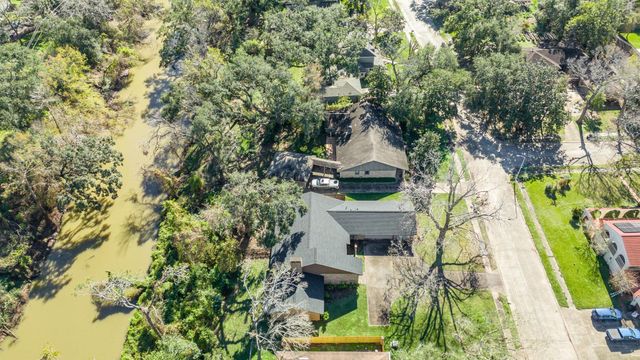 310 Live Oak Lane, Lake Jackson, TX 77566