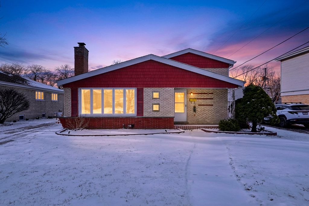 Image 2 of property listing at 9016 S 48th Court, Oak Lawn, IL 60453