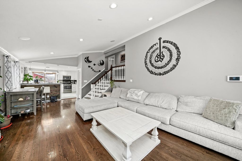 Image 11 of property listing at 9016 S 48th Court, Oak Lawn, IL 60453