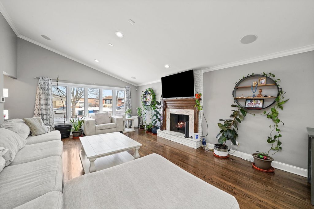 Image 12 of property listing at 9016 S 48th Court, Oak Lawn, IL 60453