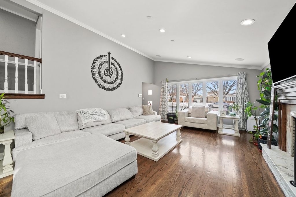 Image 13 of property listing at 9016 S 48th Court, Oak Lawn, IL 60453