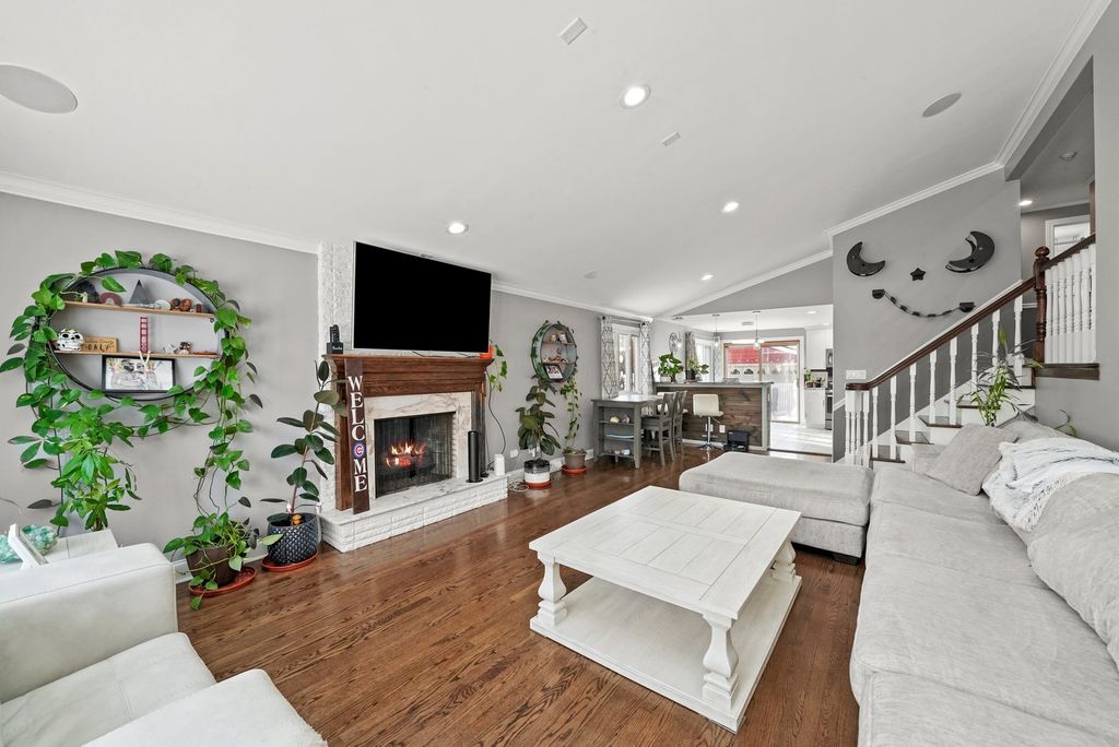 Image 14 of property listing at 9016 S 48th Court, Oak Lawn, IL 60453