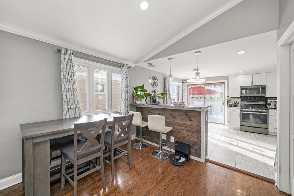 Image 15 of property listing at 9016 S 48th Court, Oak Lawn, IL 60453