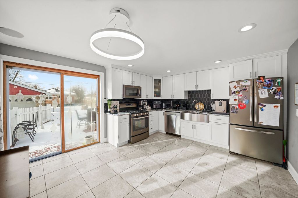 Image 17 of property listing at 9016 S 48th Court, Oak Lawn, IL 60453