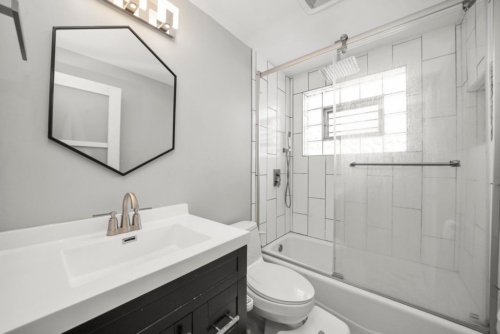 Image 18 of property listing at 9016 S 48th Court, Oak Lawn, IL 60453