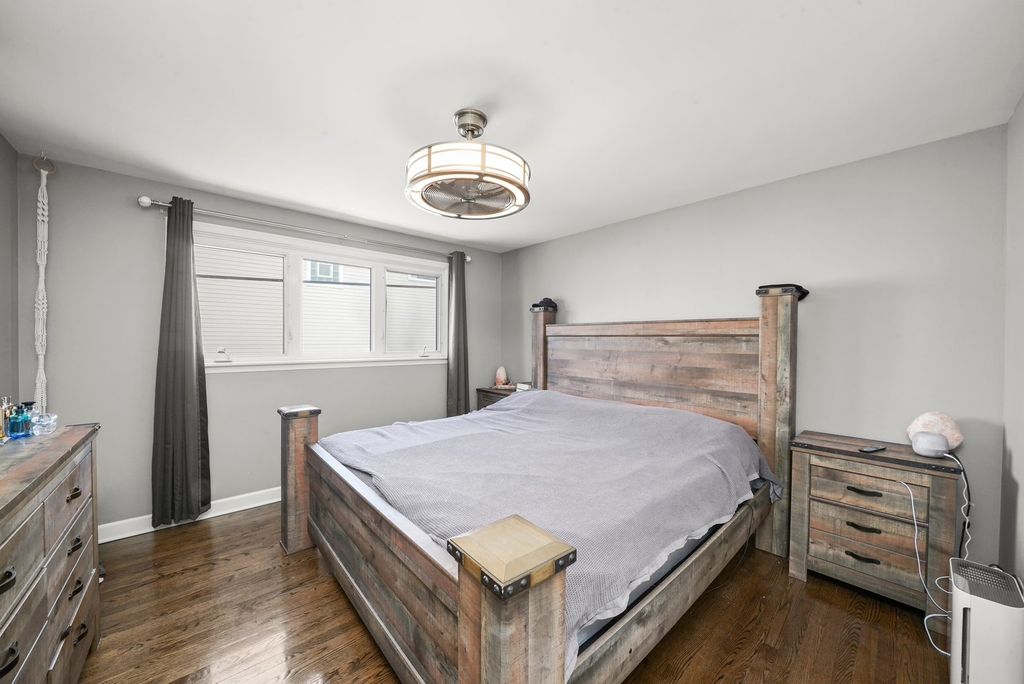 Image 19 of property listing at 9016 S 48th Court, Oak Lawn, IL 60453