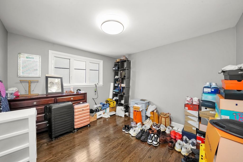 Image 20 of property listing at 9016 S 48th Court, Oak Lawn, IL 60453