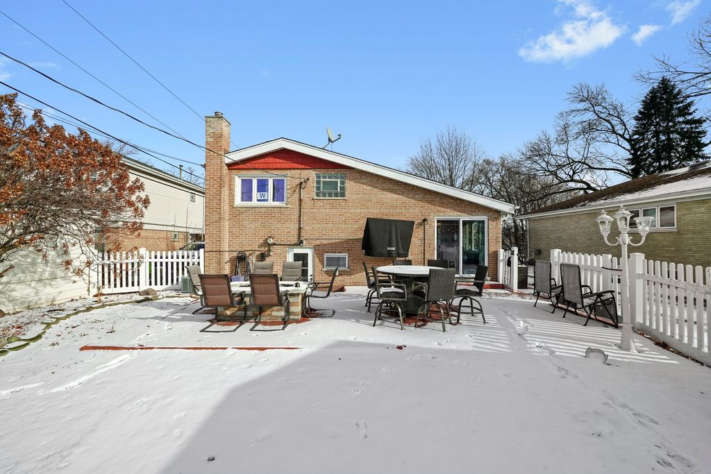 Image 3 of property listing at 9016 S 48th Court, Oak Lawn, IL 60453