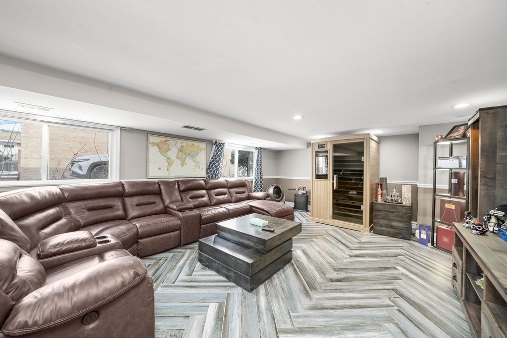 Image 22 of property listing at 9016 S 48th Court, Oak Lawn, IL 60453