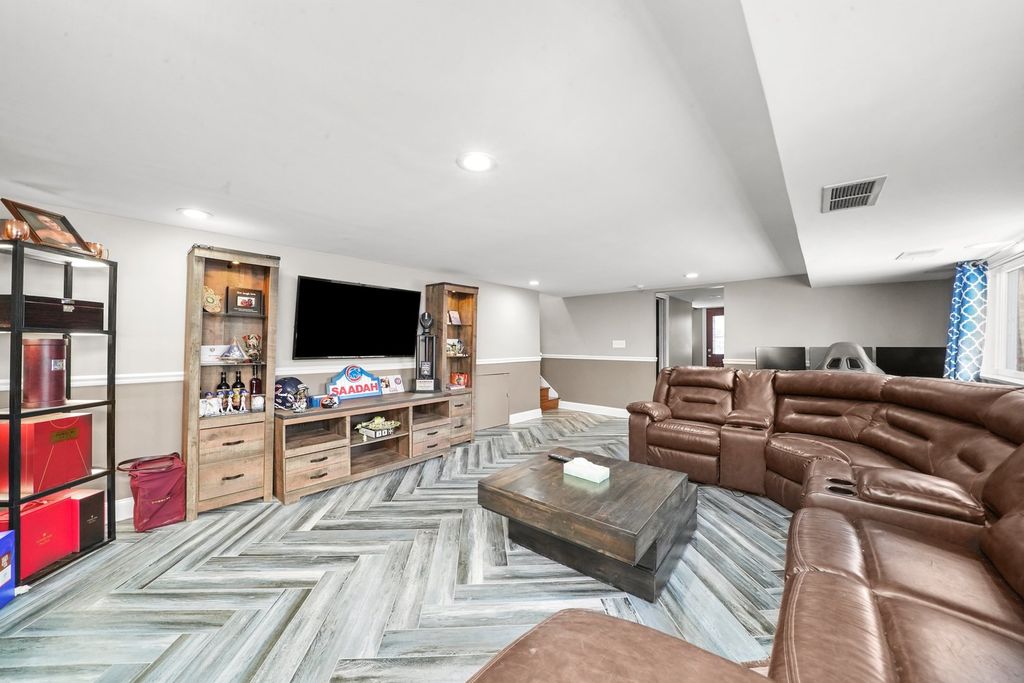 Image 23 of property listing at 9016 S 48th Court, Oak Lawn, IL 60453