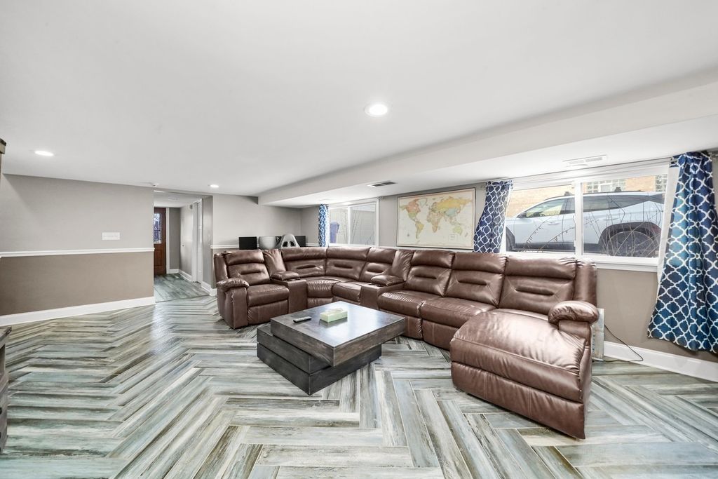 Image 24 of property listing at 9016 S 48th Court, Oak Lawn, IL 60453