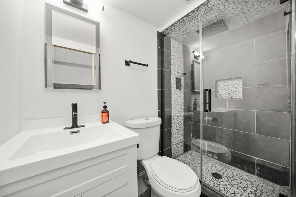 Image 25 of property listing at 9016 S 48th Court, Oak Lawn, IL 60453