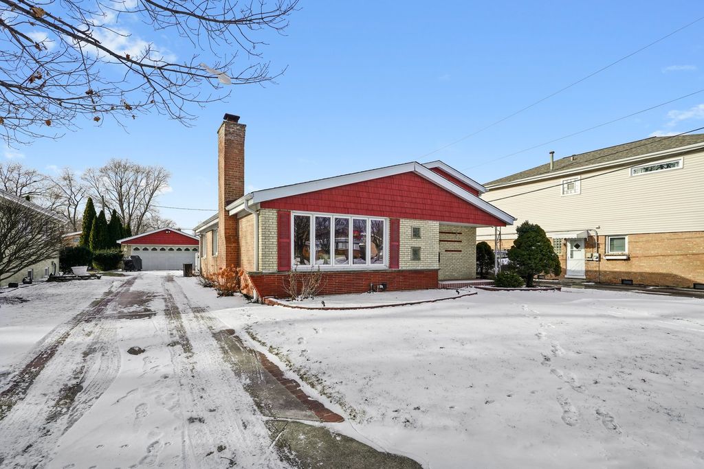 Image 6 of property listing at 9016 S 48th Court, Oak Lawn, IL 60453
