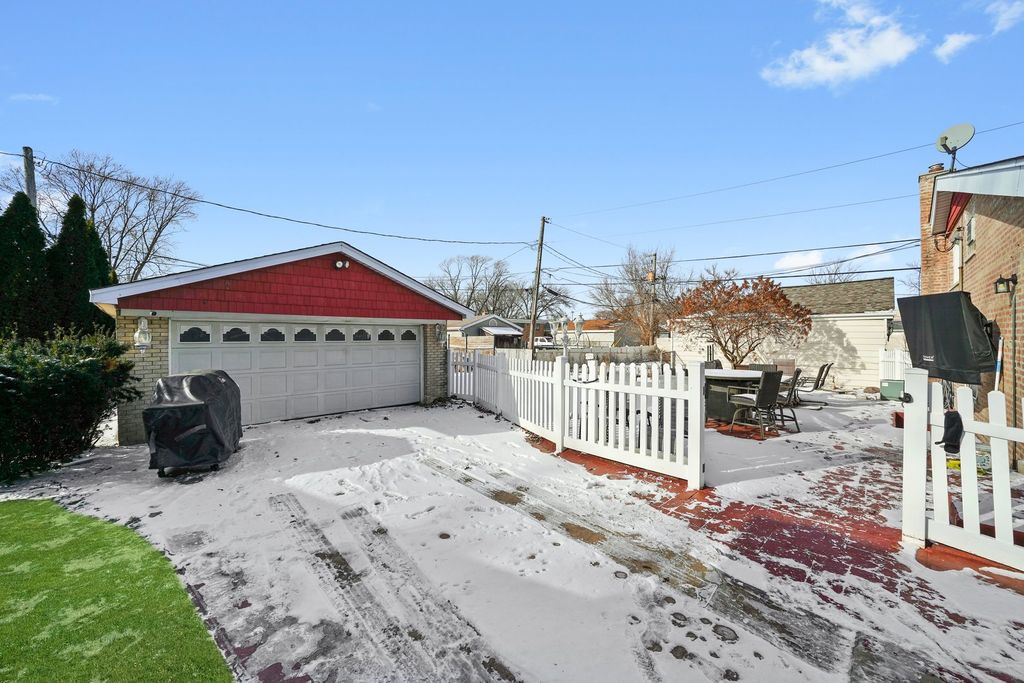 Image 7 of property listing at 9016 S 48th Court, Oak Lawn, IL 60453