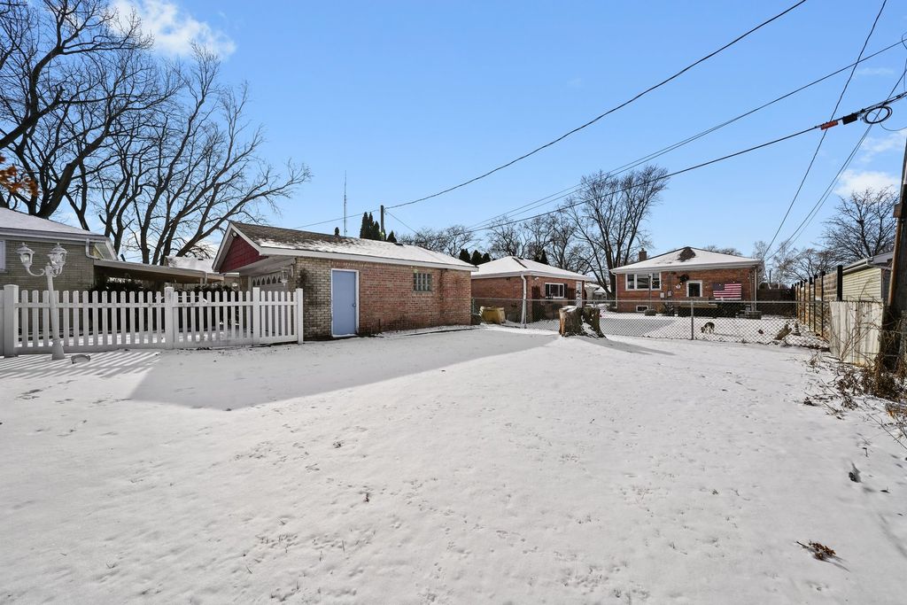 Image 8 of property listing at 9016 S 48th Court, Oak Lawn, IL 60453