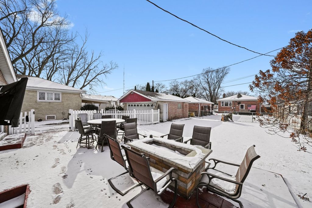 Image 9 of property listing at 9016 S 48th Court, Oak Lawn, IL 60453