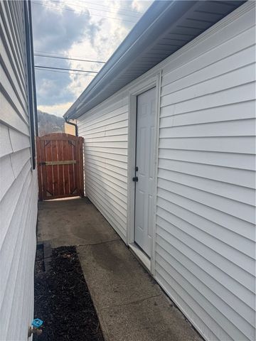 2207 7th Avenue Rear, Beaver Falls, PA 15010