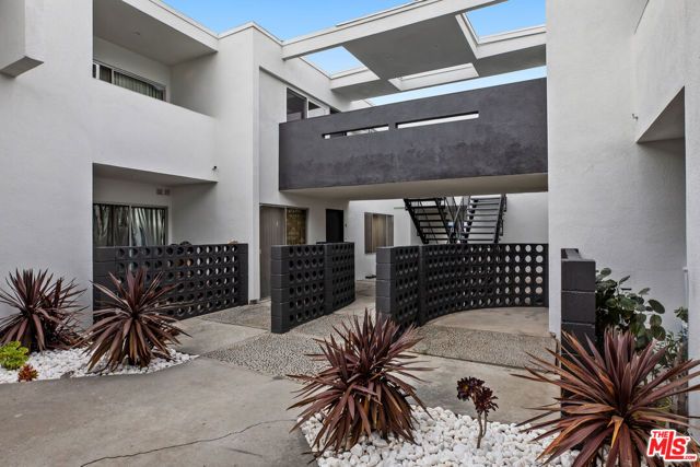 1117 S BRONSON Avenue 8, Los Angeles, CA 90019