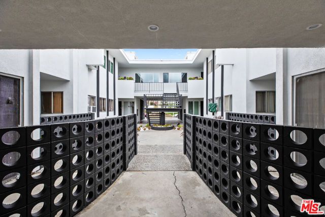 1117 S BRONSON Avenue 8, Los Angeles, CA 90019