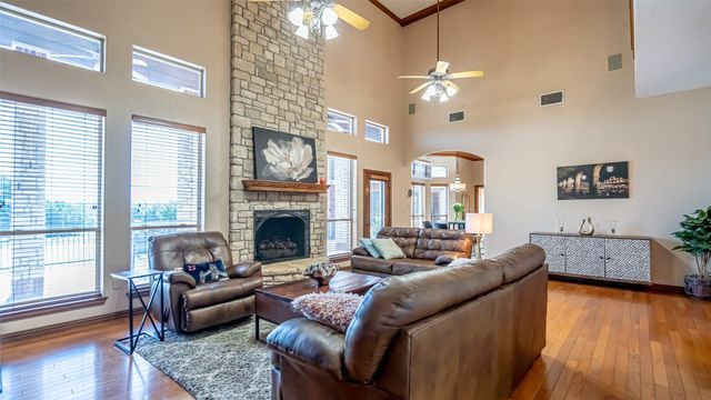 1905 Yucatan Drive, Granbury, TX 76048