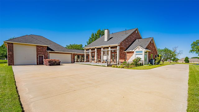 1905 Yucatan Drive, Granbury, TX 76048