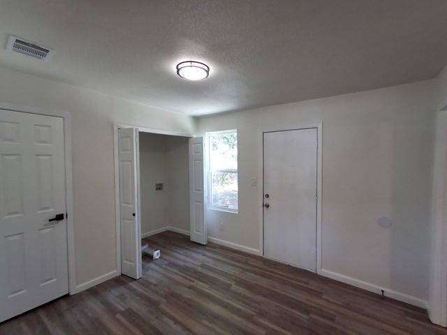 2707 Engle Avenue, Dallas, TX 75233