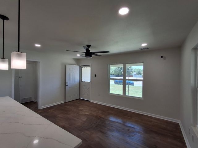 2707 Engle Avenue, Dallas, TX 75233
