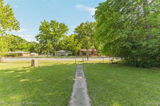 27216 Shiawassee Road, Southfield, MI 48033