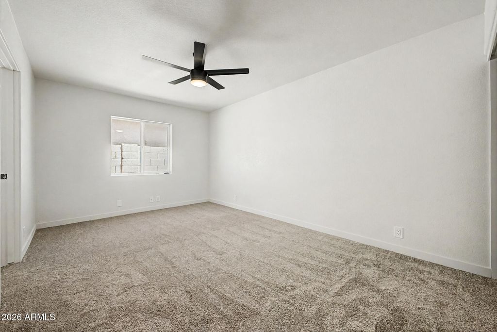 Image 10 of property listing at 8915 W VALE Drive, Phoenix, AZ 85037