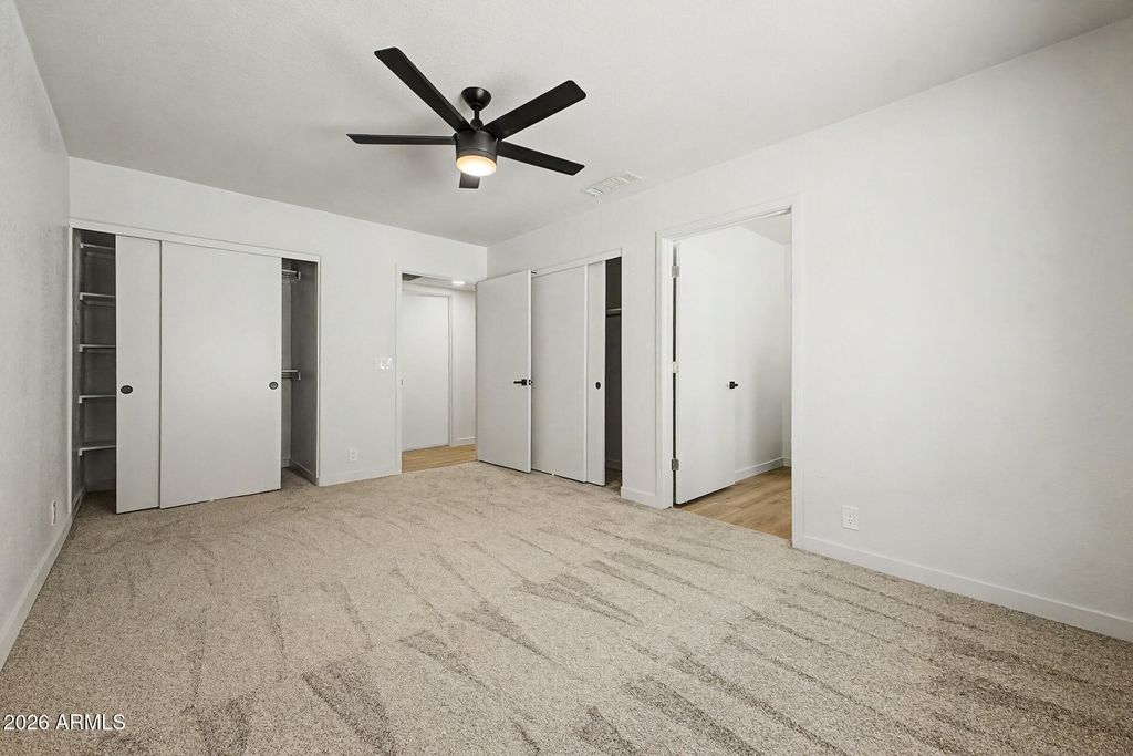Image 11 of property listing at 8915 W VALE Drive, Phoenix, AZ 85037