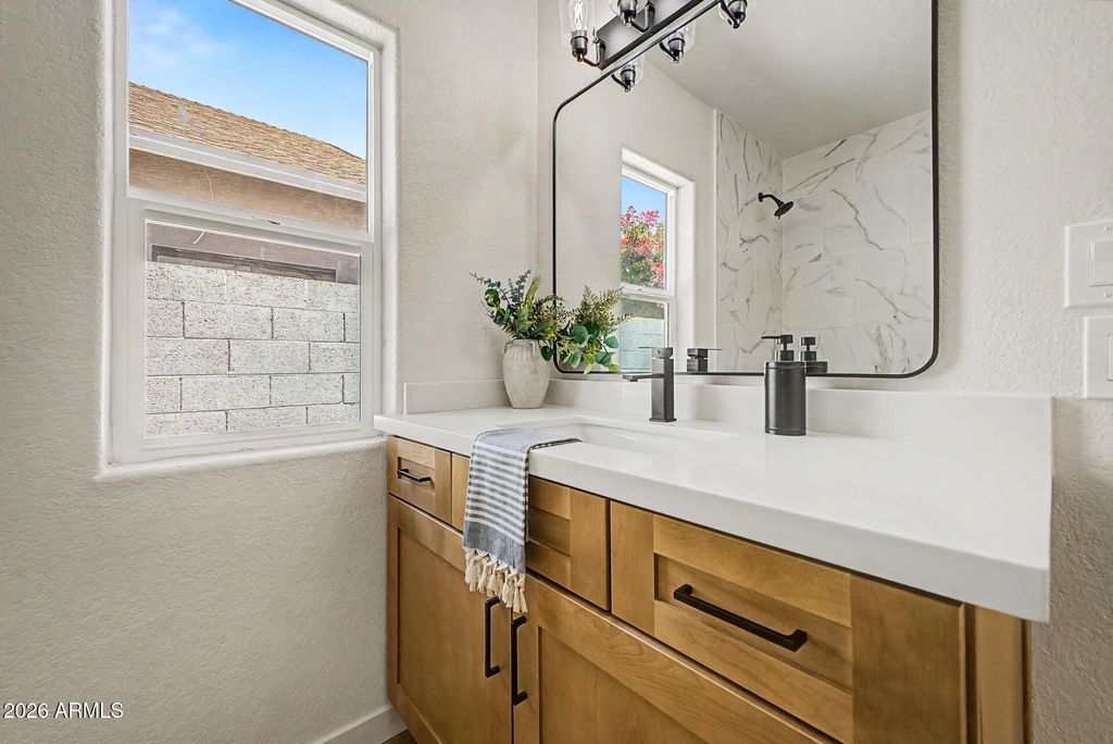 Image 13 of property listing at 8915 W VALE Drive, Phoenix, AZ 85037