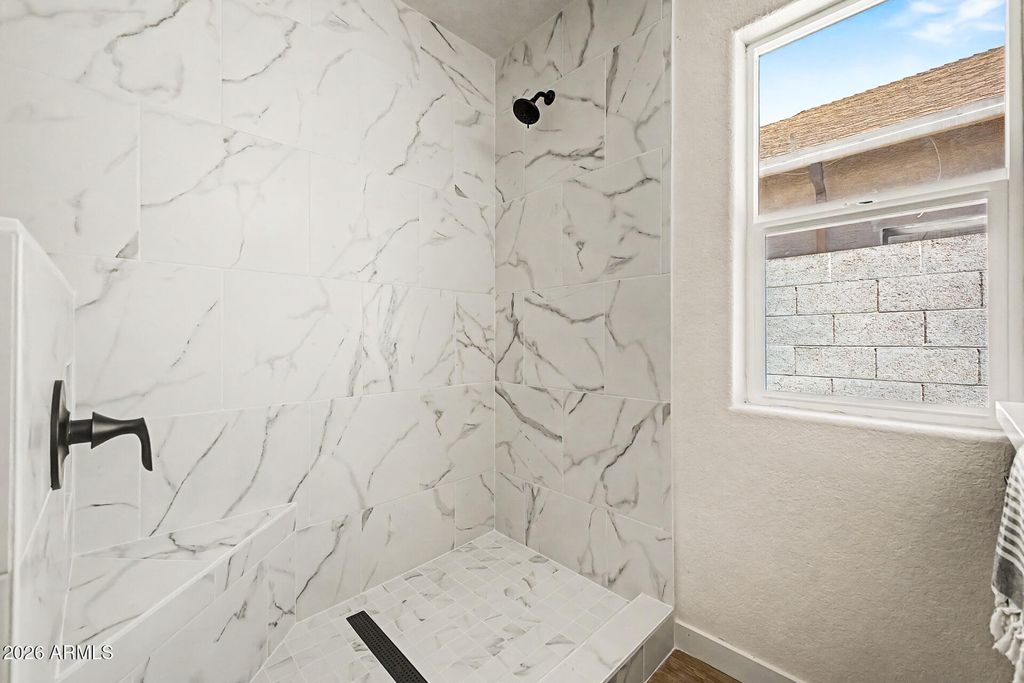 Image 14 of property listing at 8915 W VALE Drive, Phoenix, AZ 85037