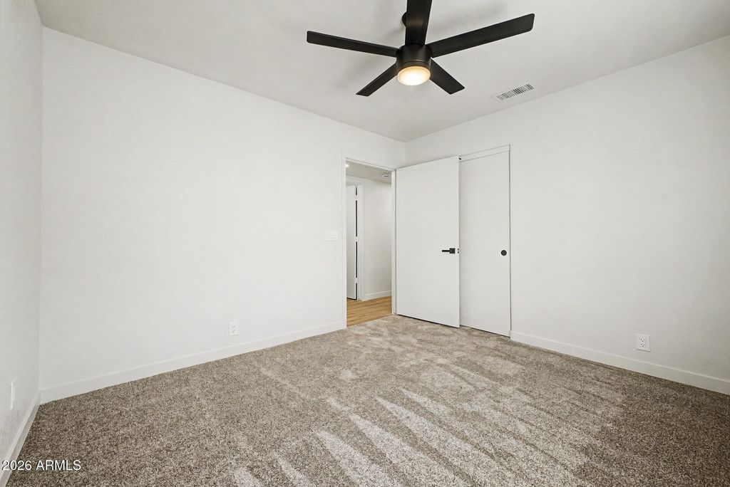Image 16 of property listing at 8915 W VALE Drive, Phoenix, AZ 85037