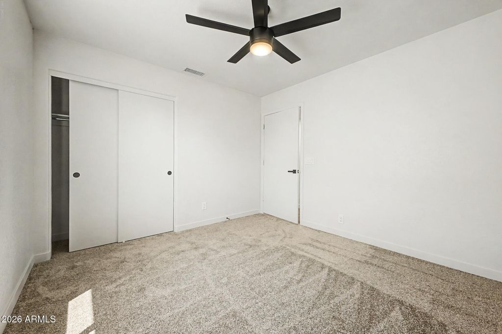 Image 18 of property listing at 8915 W VALE Drive, Phoenix, AZ 85037
