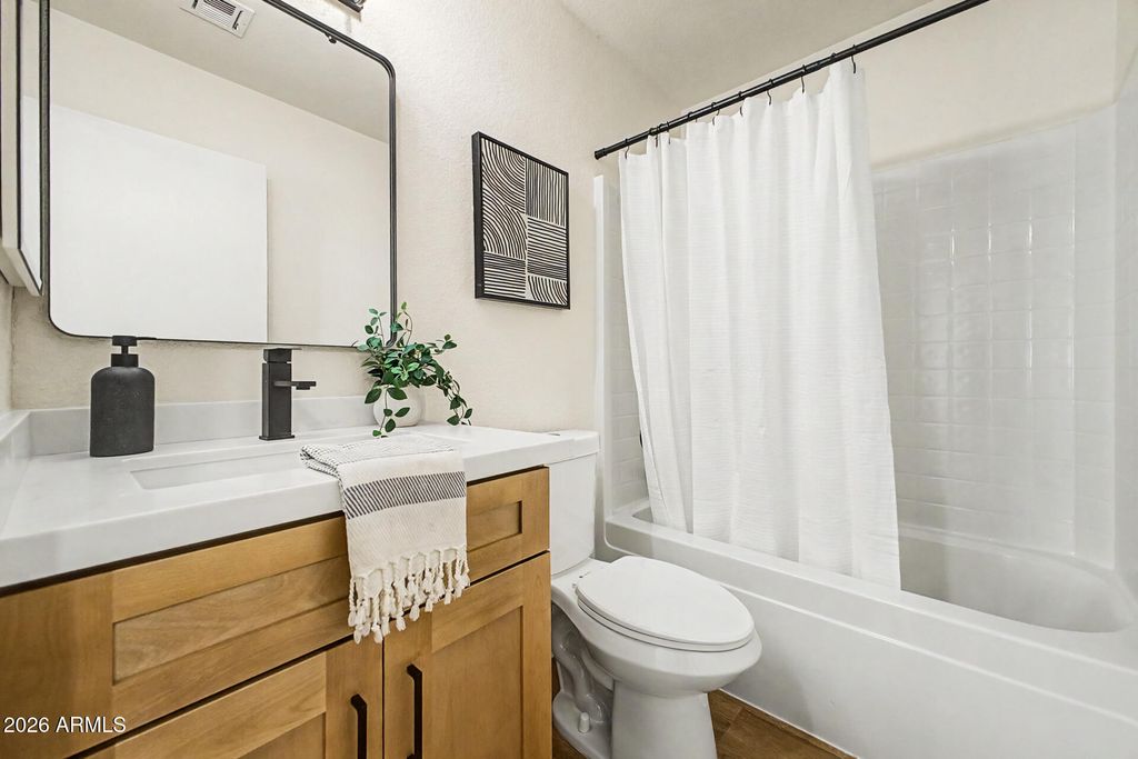 Image 19 of property listing at 8915 W VALE Drive, Phoenix, AZ 85037