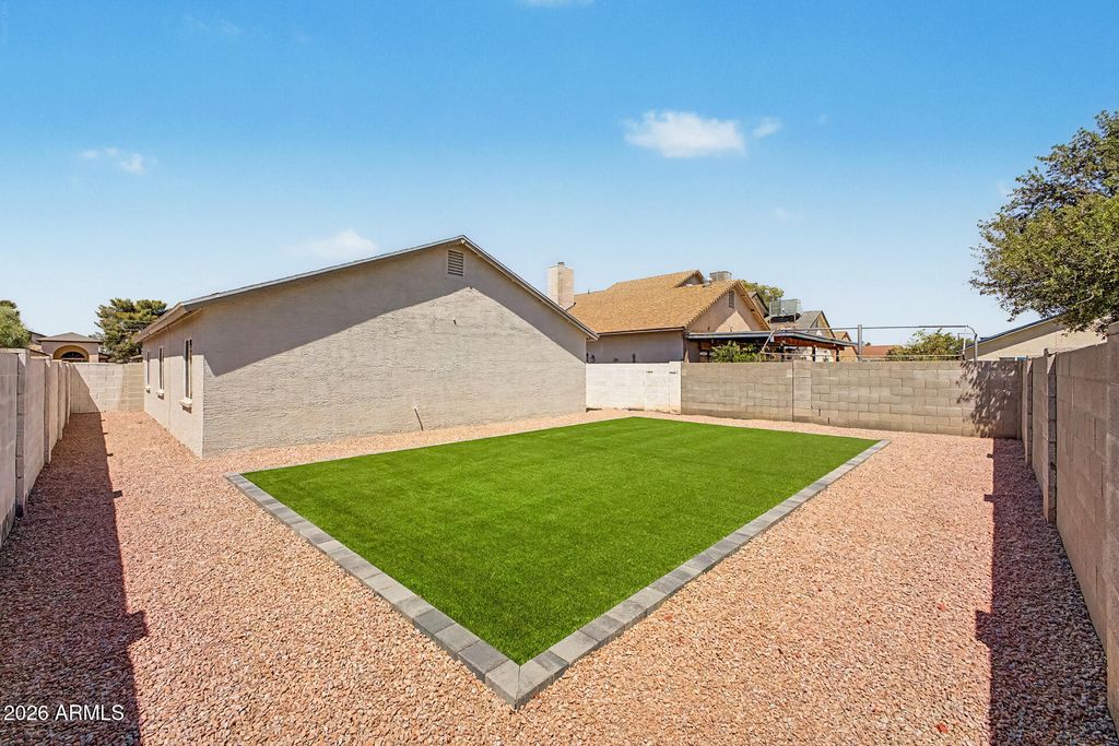 Image 20 of property listing at 8915 W VALE Drive, Phoenix, AZ 85037