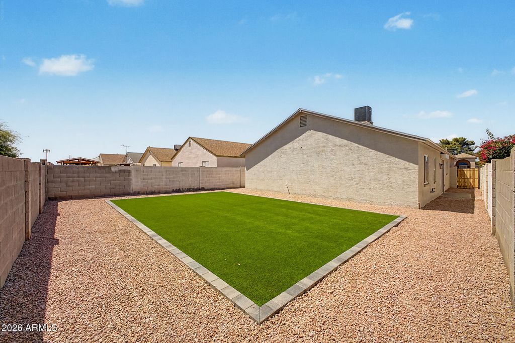Image 21 of property listing at 8915 W VALE Drive, Phoenix, AZ 85037