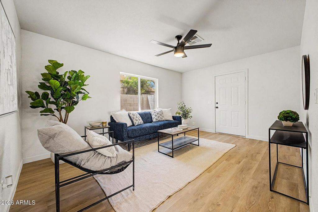Image 3 of property listing at 8915 W VALE Drive, Phoenix, AZ 85037
