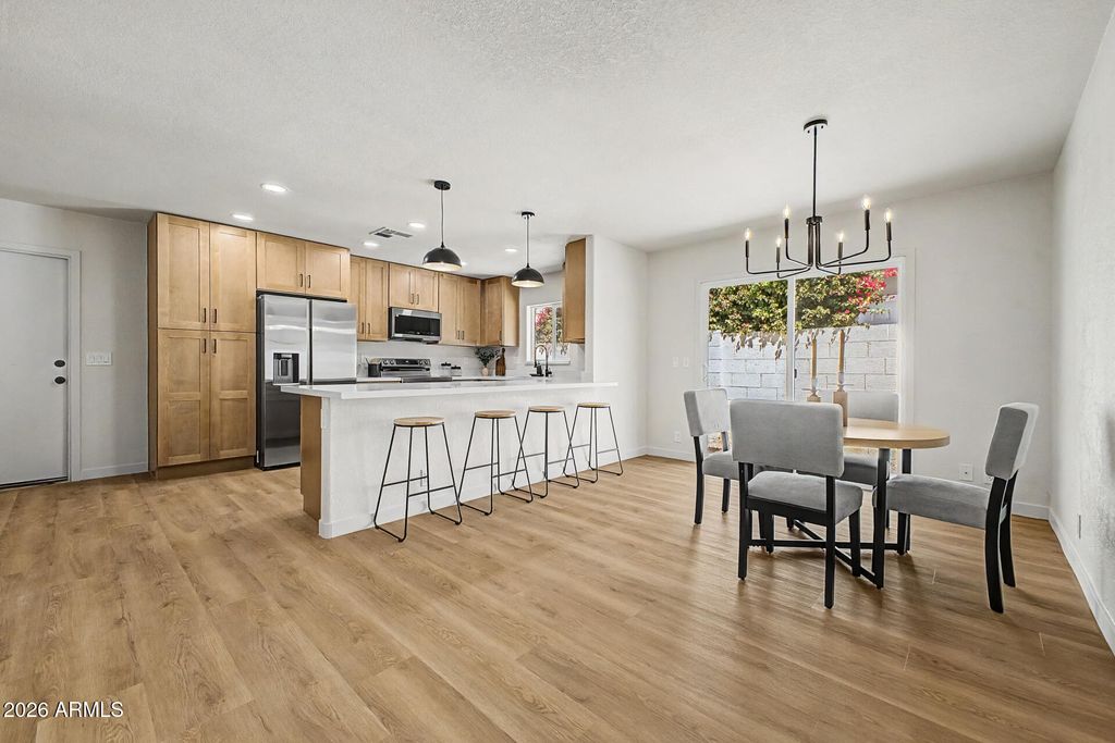 Image 5 of property listing at 8915 W VALE Drive, Phoenix, AZ 85037