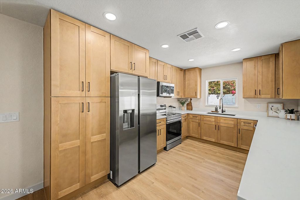Image 7 of property listing at 8915 W VALE Drive, Phoenix, AZ 85037