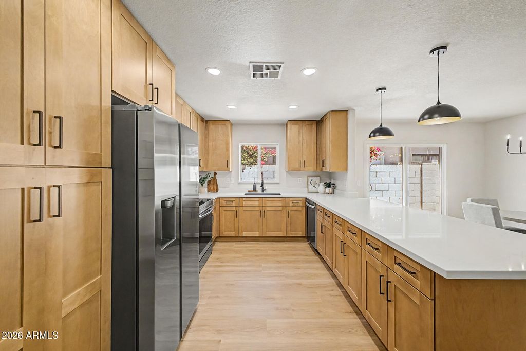 Image 8 of property listing at 8915 W VALE Drive, Phoenix, AZ 85037