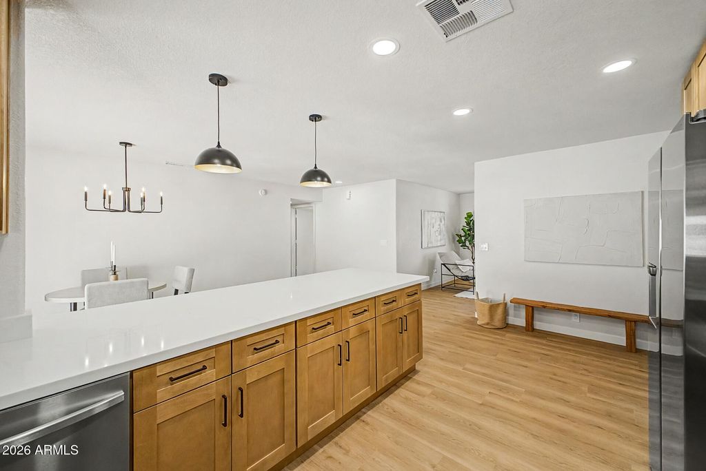Image 9 of property listing at 8915 W VALE Drive, Phoenix, AZ 85037