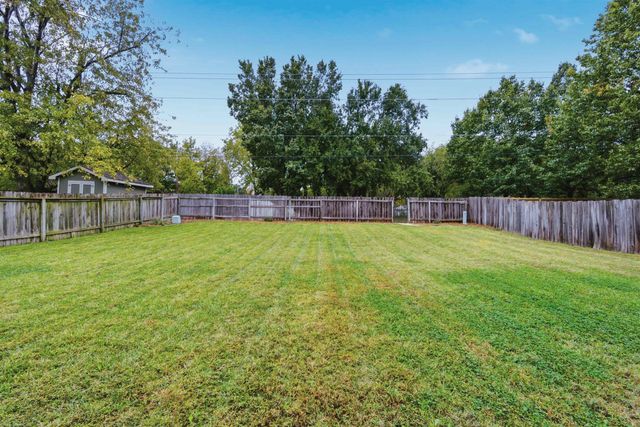 1515 N Pine Grove St, Wichita, KS 67212