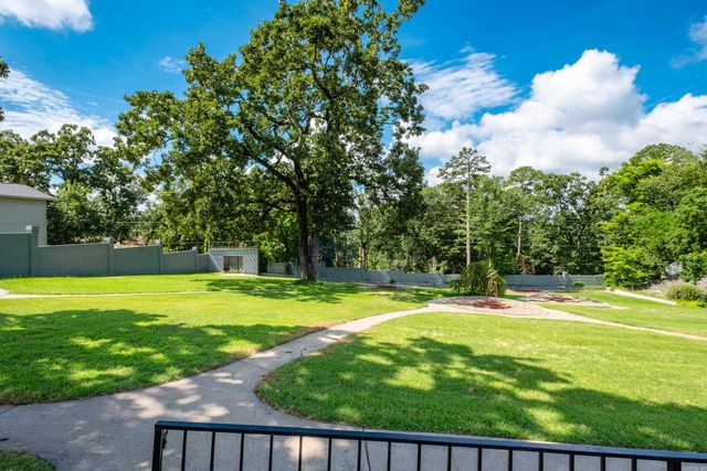 4 Robinwood Drive, Little Rock, AR 72227