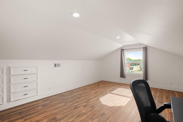 811 S Commerce ST, Lockhart, TX 78644