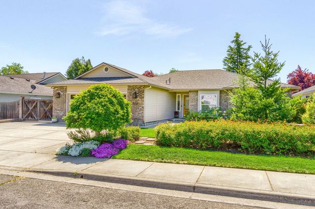 573 Blue Heron Drive, Central Point, OR 97502